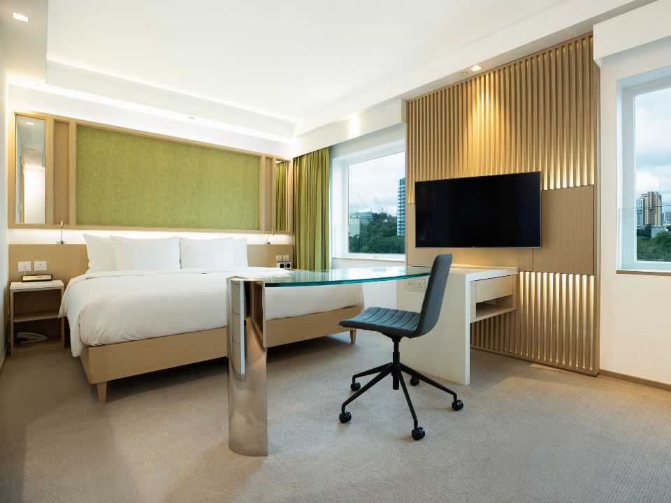 Eaton HK photograph 2
