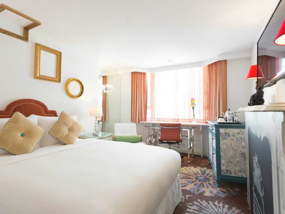 The Luxe Manor photograph 2