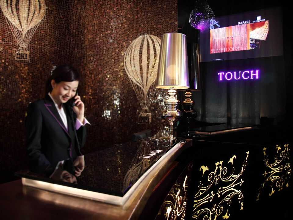 The Luxe Manor photograph 4