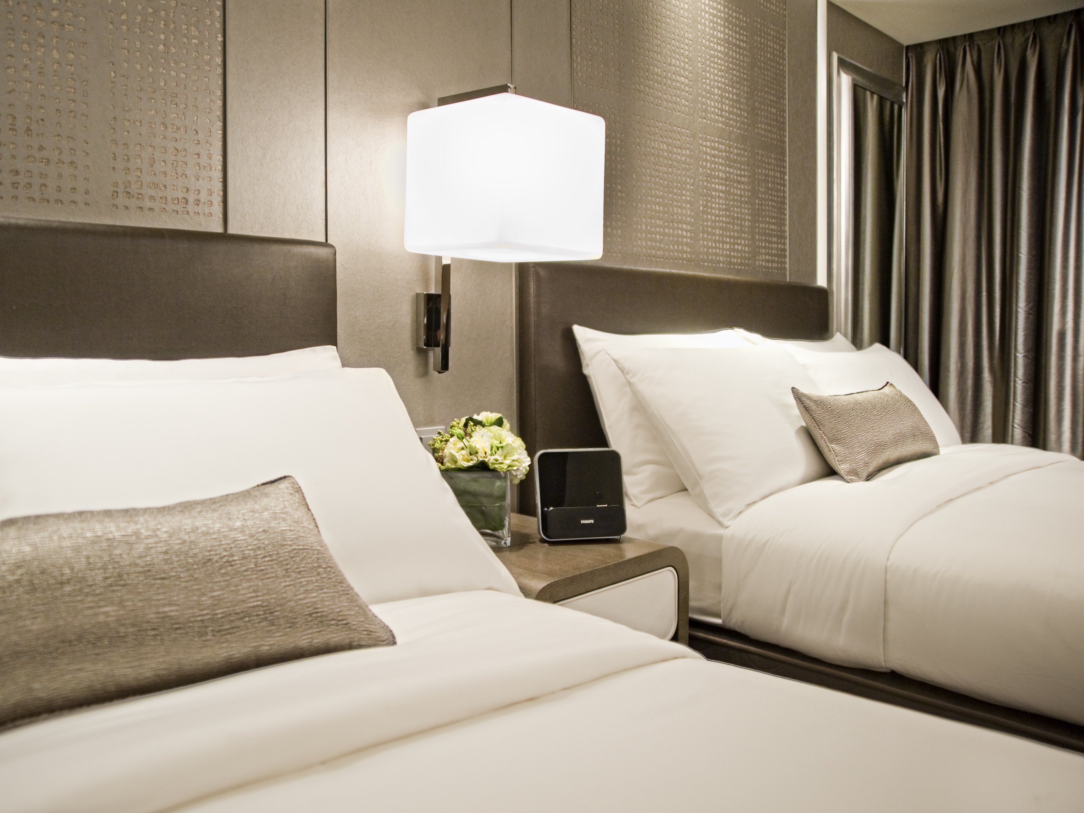 Royal Plaza Hotel photograph 2