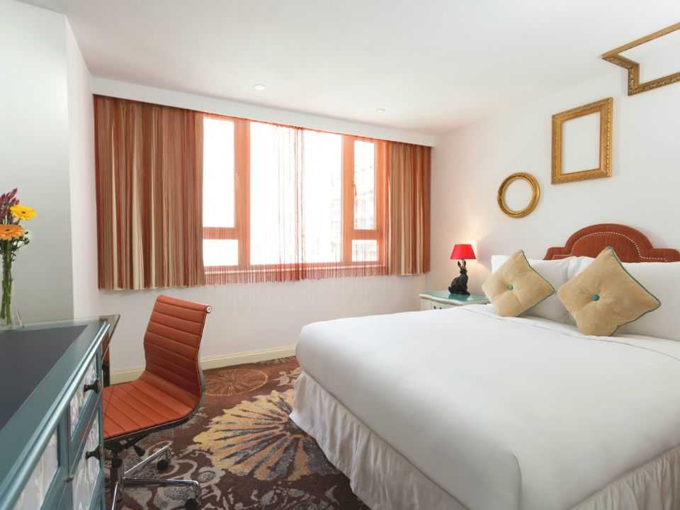 The Luxe Manor photograph 5